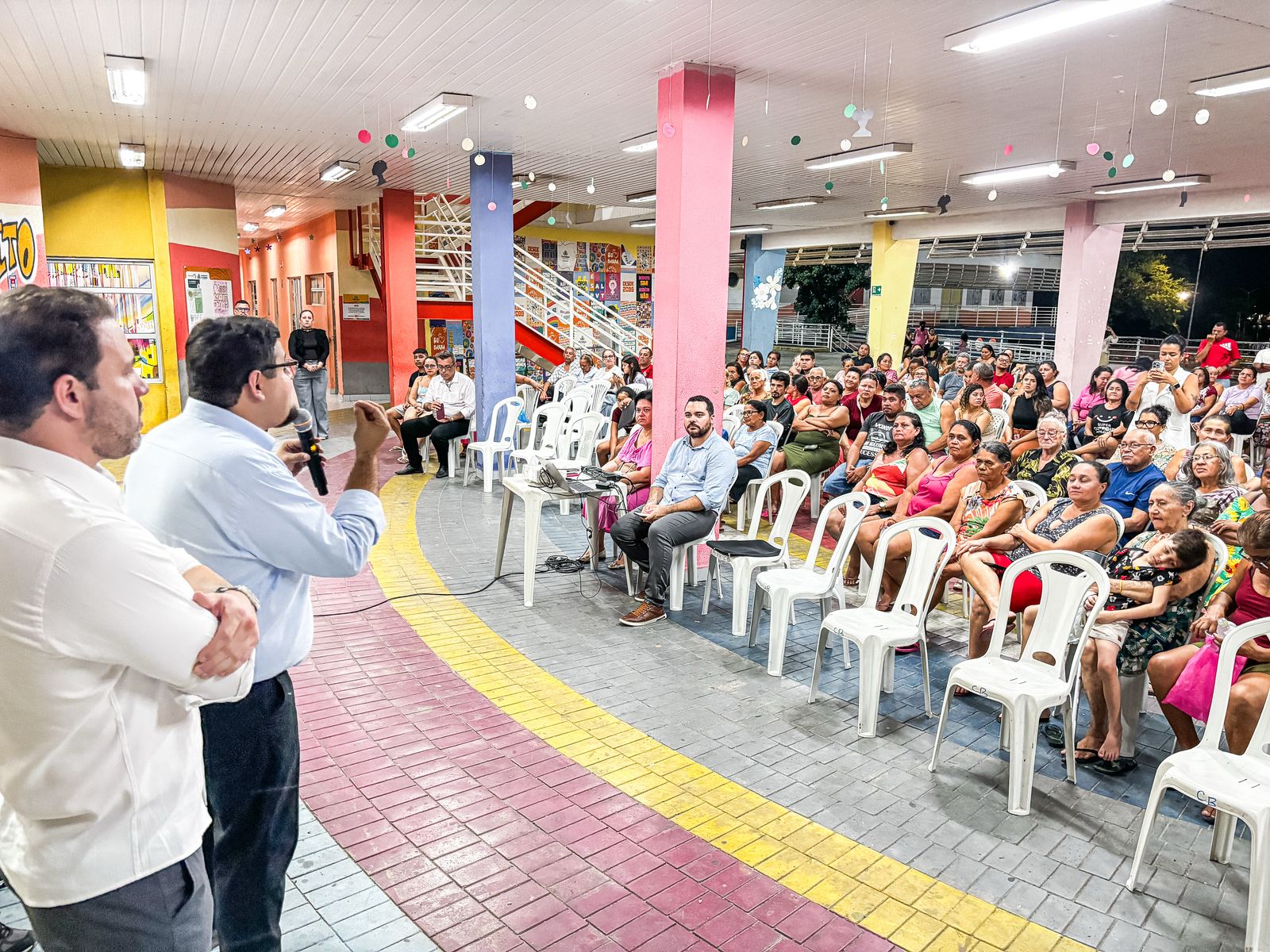 a foto pessoas reunidas no salão do Cuca Barra